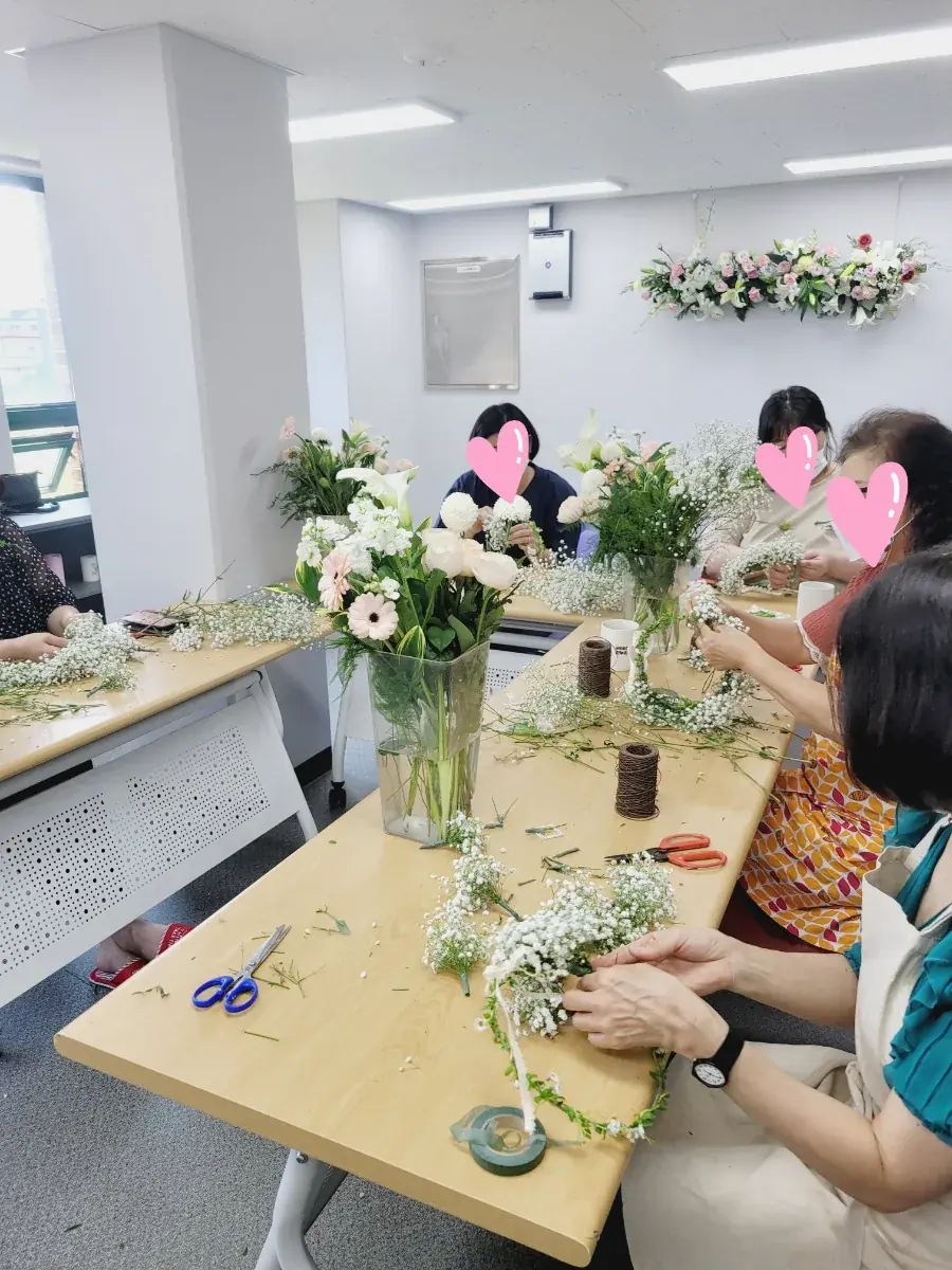 교실에서 꽃을 꽂는 아이들